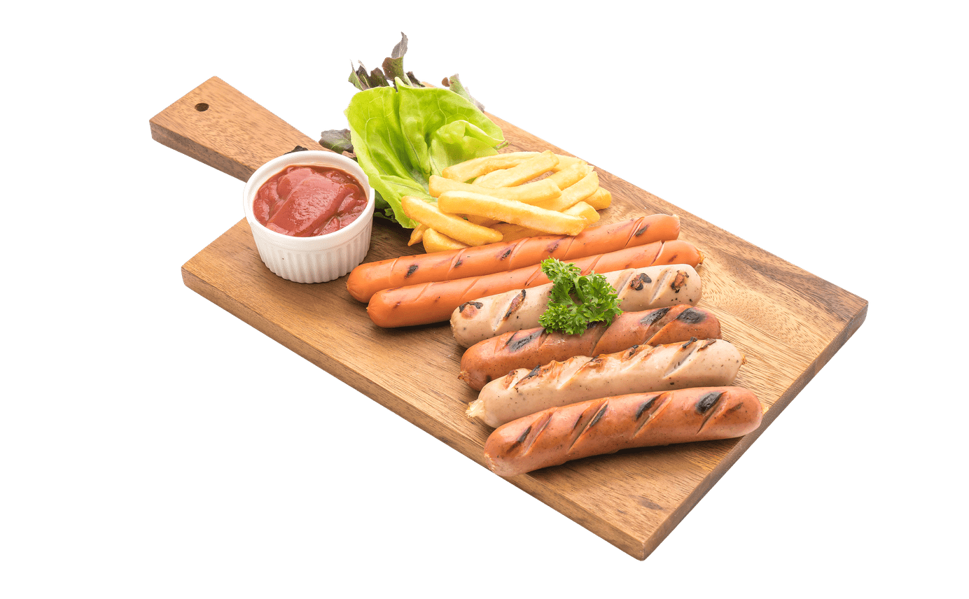 Bratwürste mit Pommes auf einem Holzbrett