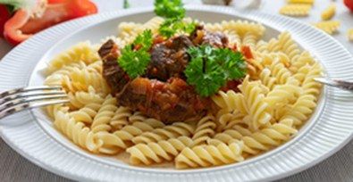 Schweinegulasch mit Nudeln
