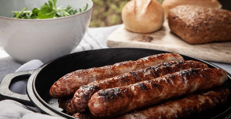 Bratwurst mit Cheddar-Jalapeno-Topping